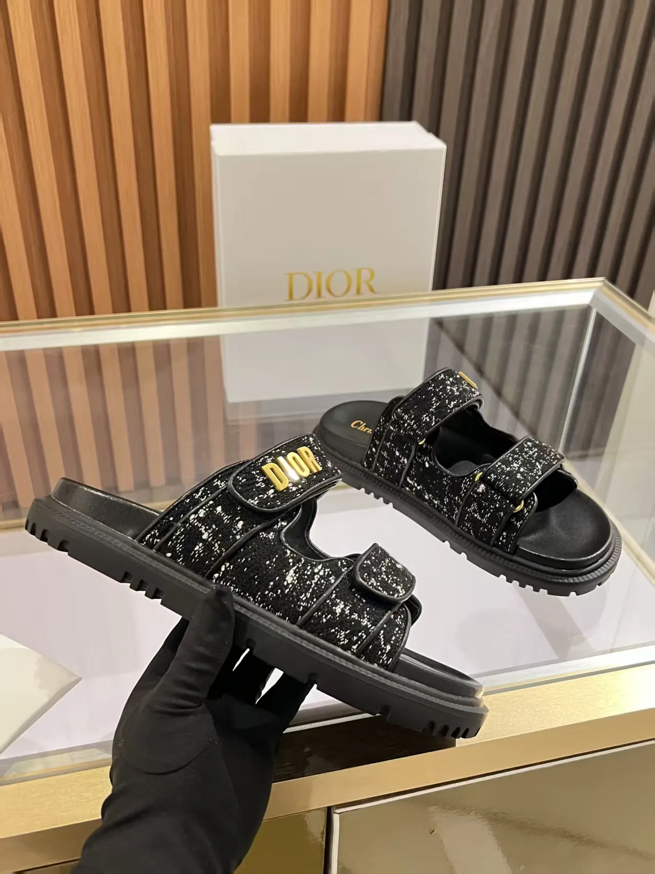👟👟Ex-factory price 480👟👟 Dior classic popular sandals Step into the fashion territory of Dior slippers and encounter the ultimate fusion of elegance and comfort. The upper is engraved with the Christian Dior Paris logo using exquisite embroidery technology. The delicate stitching tells the brand's profound heritage and is fully recognizable.   Made of high-quality materials, it feels soft and fits your feet, as if it is a gentle care tailor-made for your feet. The sole is carefully designed and engraved with Christian Dior's lucky star symbol. It is not only a beautiful embellishment, but also provides reliable grip, making every step steady and secure.   It has a simple design and is easy to put on and take off. Whether it is a lazy weekend or a pleasant vacation, it can be easily adapted. Whether paired with casual shorts, casual jeans, or an elegant dress, Dior slippers can instantly enhance the overall style and show a casual fashion attitude.   Dior slippers, in the name of fashion, inject luxurious charm into your life and accompany you with every step you take with confidence and elegance. Material: Fine genuine cowhide upper, outsole, TPR, non-slip and wear-resistant, code number: 35-41 (42 customized)